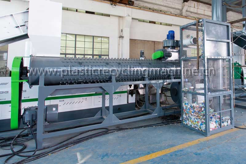 Label remover for PET bottles
